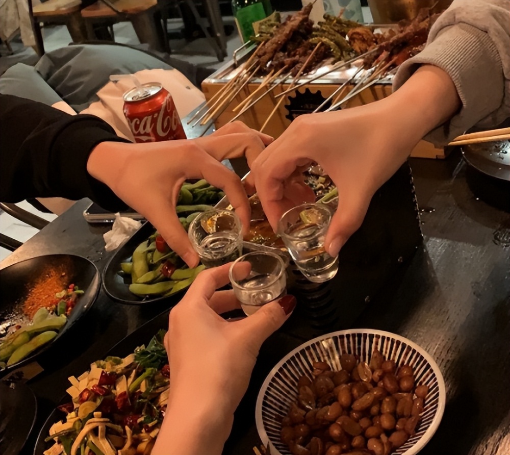 年轻人夜宵小聚碰杯