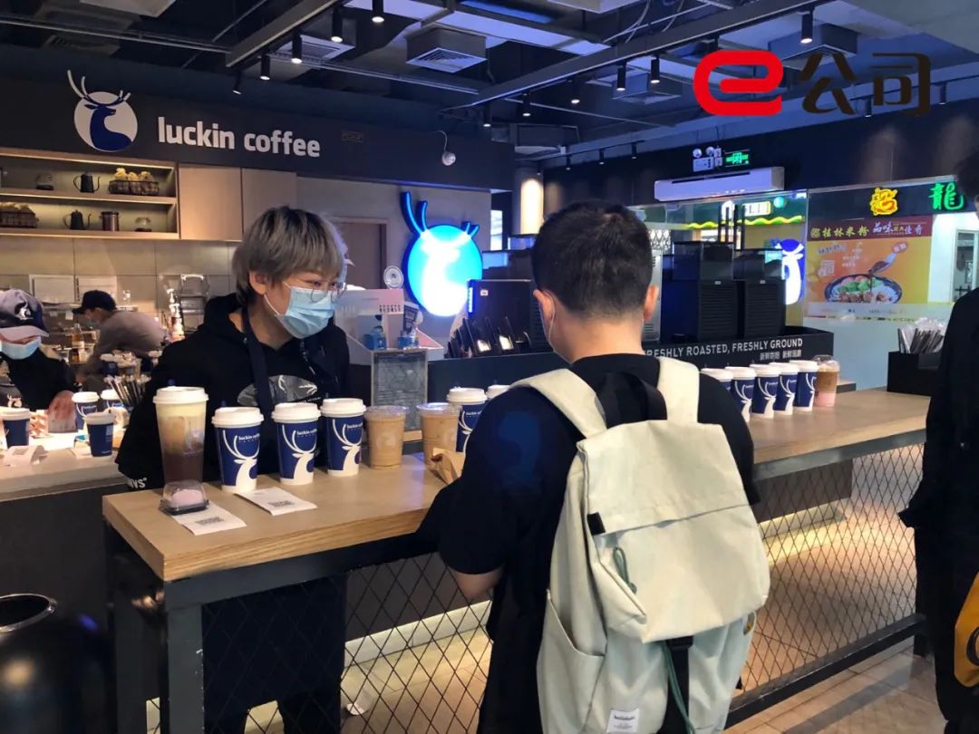 连锁咖啡门店高峰出杯