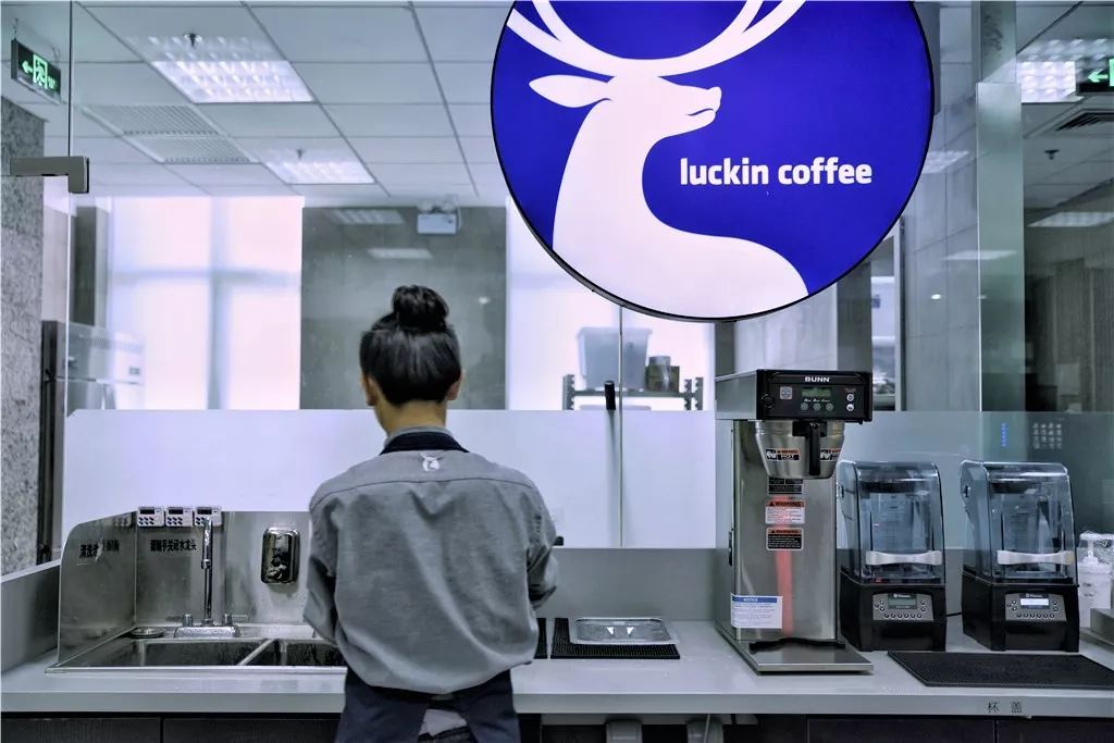 标准化吧台与数字化出杯