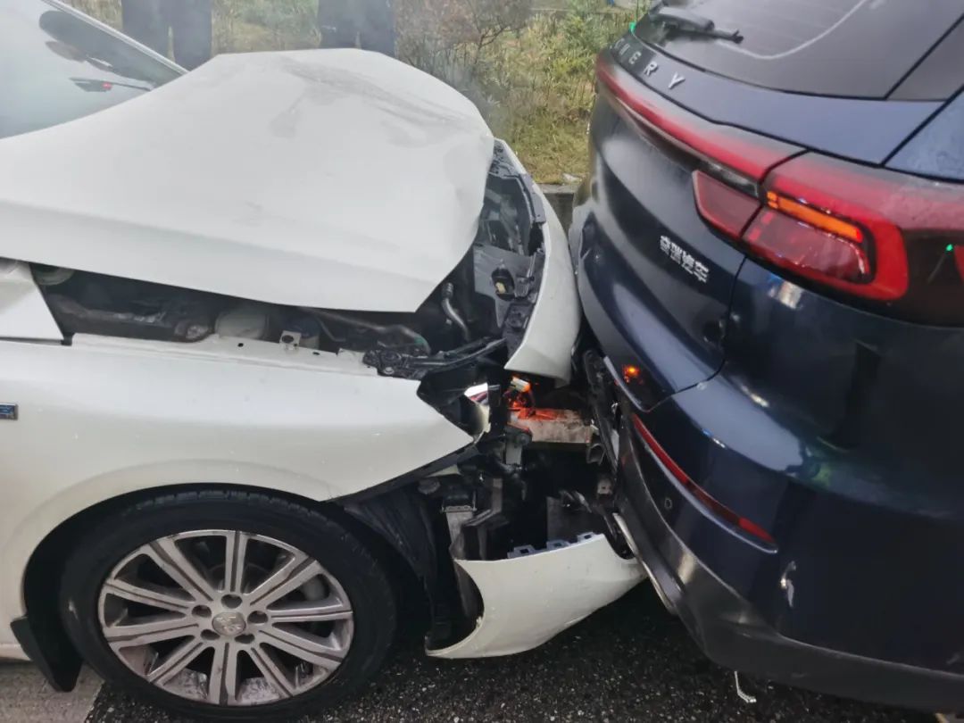 道路上发生追尾事故的两辆汽车