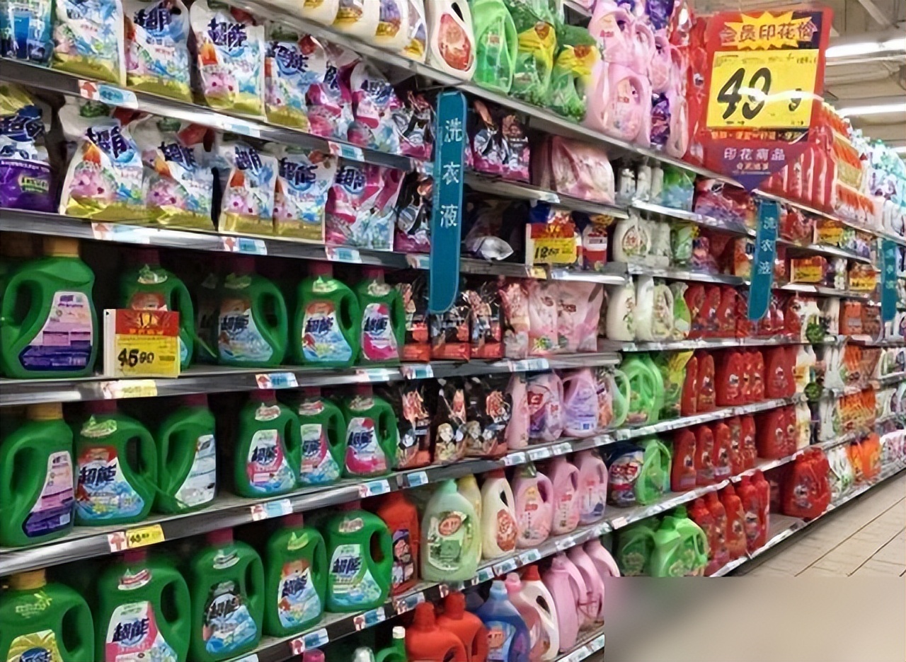 超市洗衣用品货架通道