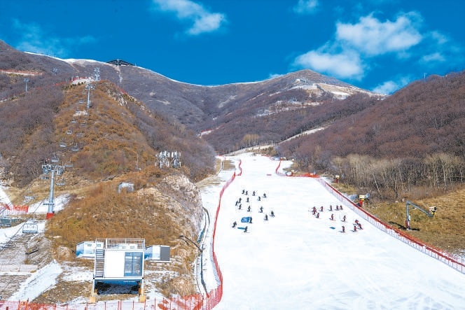 国家高山滑雪中心雪道上的滑雪者