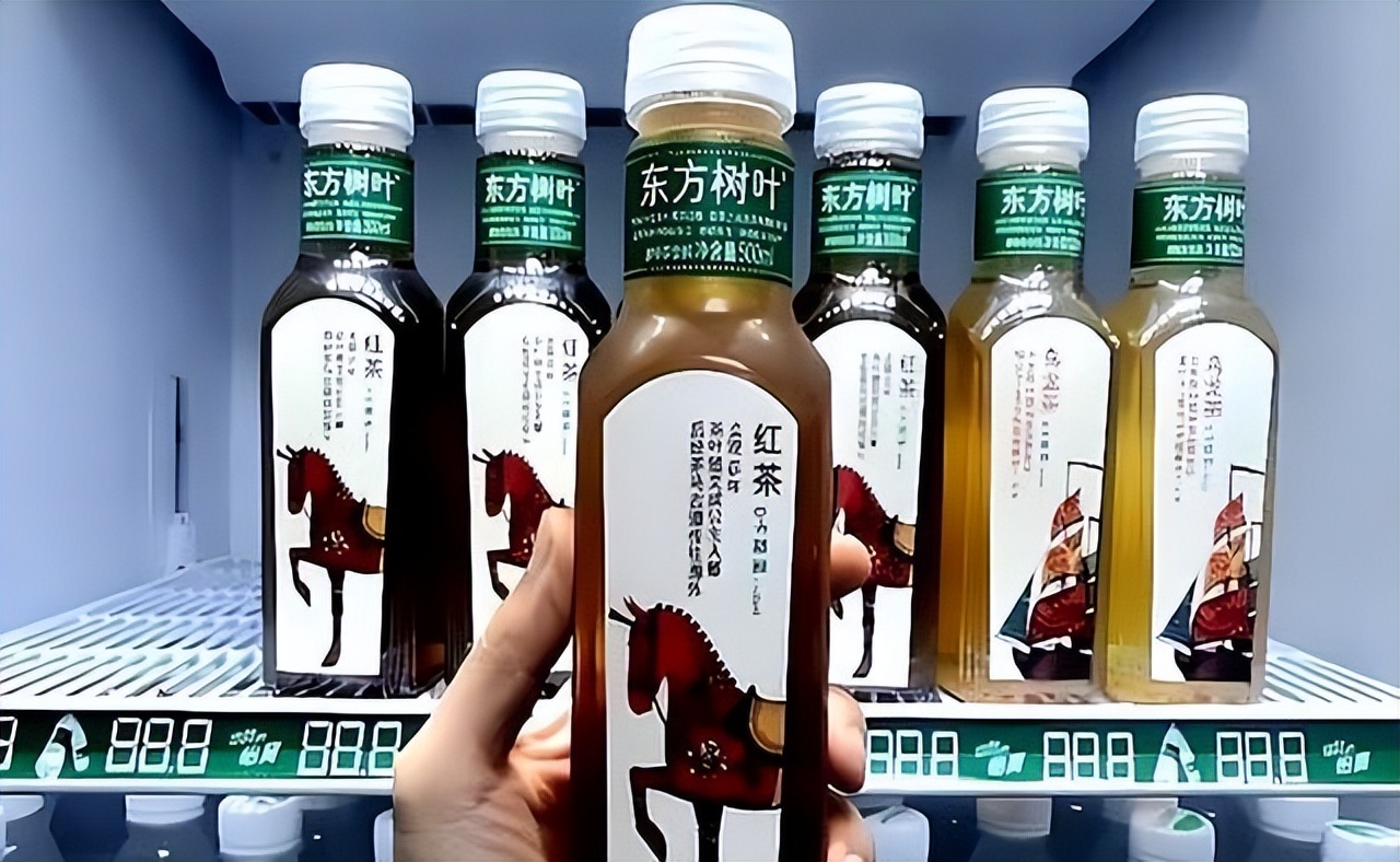 便利店冷柜中的东方树叶无糖茶