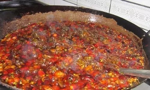 餐饮后厨炒制火锅底料